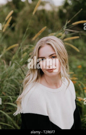 De beaux cheveux blonds séduisante jeune femme de race blanche à peau claire avec le joli sourire dans la nature pour l'extérieur Portraits Portraits Banque D'Images