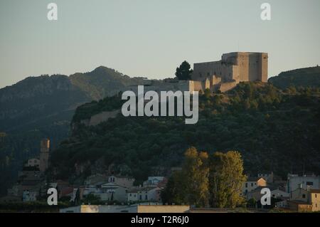 Le château de Miravet au coucher du soleil dans la région de Miravet, Tarragone, Catalogne, Espagne. Banque D'Images