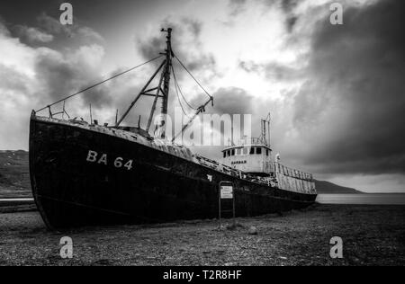 Garðar BA 64 est le plus ancien navire d'acier en Islande et se trouve échoué sur l'épique Westfjords, cette image a été prise lors d'un coucher de soleil moody Banque D'Images