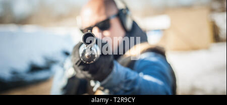 Le tir au pistolet à la pompe de combat tactique de la formation. Arme fusil de cours d'action. De tir en plein air Banque D'Images