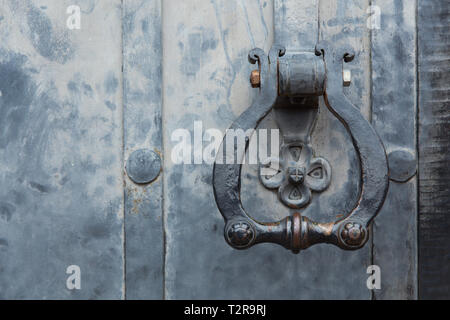 Décoration Ancienne poignée de porte porte de métal dans l'ancien château Banque D'Images