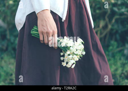 Image main de femme libre de tenir un bouquet de perce-neige dans la nature Banque D'Images