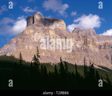 Le Canada, l'Alberta, parc national de Banff, les nuages de tempête sur le mont Murchison dans la vallée Mistaya. Banque D'Images