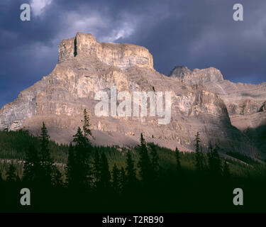 Le Canada, l'Alberta, parc national de Banff, les nuages de tempête sur le mont Murchison dans la vallée Mistaya. Banque D'Images