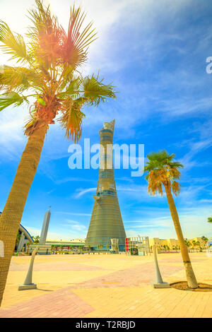 Doha, Qatar - 21 Février 2019 : Aspire Tower ou la torche, Doha hôtel gratte-ciel dans le ciel avec des palmiers dans l'Aspire Park situé dans l'Aspire Banque D'Images