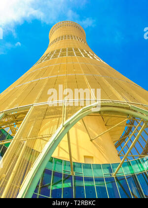 Doha, Qatar - 21 Février 2019 : Vue de dessous l'Aspire Tower Hôtel de luxe 5 étoiles ou la torche Doha en aspirer Park situé dans l'Aspire Zone, Doha Banque D'Images