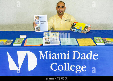 Miami Beach Florida,City Hall,bâtiment,Foire de l'enseignement supérieur,université,collège,université,recruteur,recrutement,hispanique,homme hommes,Miami D Banque D'Images