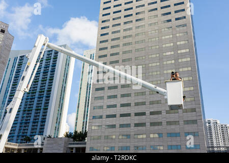 Miami Florida,Biscayne Boulevard,immeuble de bureaux,préparateur de cerisier,élévateur de flèche,grue de panier,photographe,homme hommes,perspective,regarder vers le bas,FL090430025 Banque D'Images