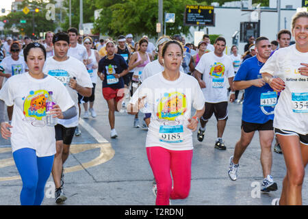 Miami Florida,Bayfront Park,Mercedes Benz Miami Corporate Run,événement caritatif communautaire,coureurs,serveurs employés travailleurs travailleurs travail JO Banque D'Images