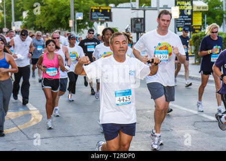 Miami Florida,Bayfront Park,Mercedes Benz Miami Corporate Run,événement caritatif communautaire,coureurs,serveurs employés travailleurs travailleurs travail JO Banque D'Images