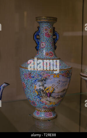 Vase aux scènes peintes européenne. La période Qianlong. La Dynastie Qing. Type de technique : Les émaux sur cuivre. AD 1736-95 Banque D'Images