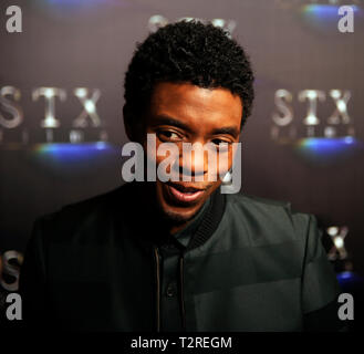 Acteur Chadwick Boseman arrive sur le tapis rouge pour la présentation STXfilms CinemaCon's "l'état de l'industrie : Passé, présent et futur" au Colosseum du Caesars Palace, le 2 avril 2019 à Las Vegas, Nevada. Banque D'Images