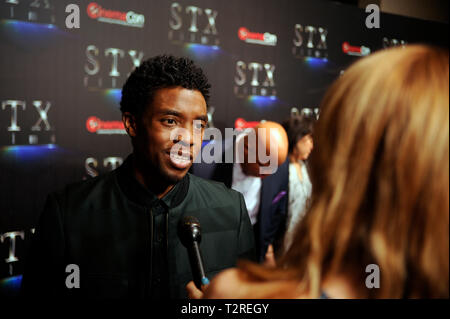 Acteur Chadwick Boseman arrive sur le tapis rouge pour la présentation STXfilms CinemaCon's "l'état de l'industrie : Passé, présent et futur" au Colosseum du Caesars Palace, le 2 avril 2019 à Las Vegas, Nevada. Banque D'Images