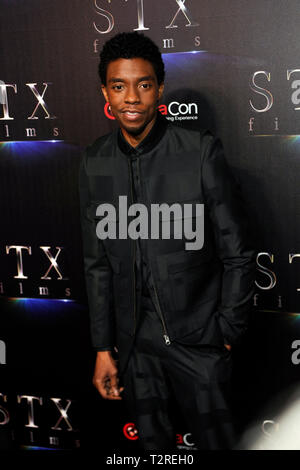 Acteur Chadwick Boseman arrive sur le tapis rouge pour la présentation STXfilms CinemaCon's "l'état de l'industrie : Passé, présent et futur" au Colosseum du Caesars Palace, le 2 avril 2019 à Las Vegas, Nevada. Banque D'Images