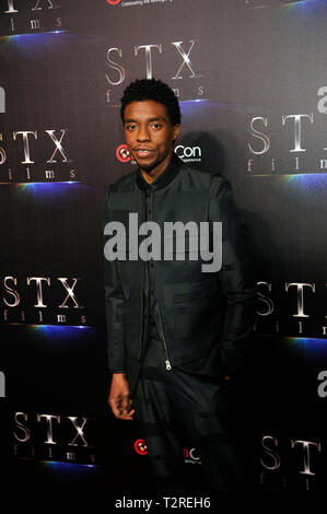 Acteur Chadwick Boseman arrive sur le tapis rouge pour la présentation STXfilms CinemaCon's "l'état de l'industrie : Passé, présent et futur" au Colosseum du Caesars Palace, le 2 avril 2019 à Las Vegas, Nevada. Banque D'Images