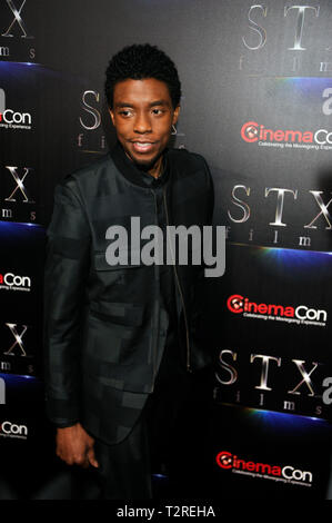 Acteur Chadwick Boseman arrive sur le tapis rouge pour la présentation STXfilms CinemaCon's "l'état de l'industrie : Passé, présent et futur" au Colosseum du Caesars Palace, le 2 avril 2019 à Las Vegas, Nevada. Banque D'Images