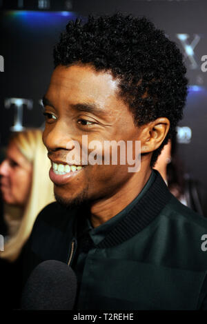 Acteur Chadwick Boseman arrive sur le tapis rouge pour la présentation STXfilms CinemaCon's "l'état de l'industrie : Passé, présent et futur" au Colosseum du Caesars Palace, le 2 avril 2019 à Las Vegas, Nevada. Banque D'Images