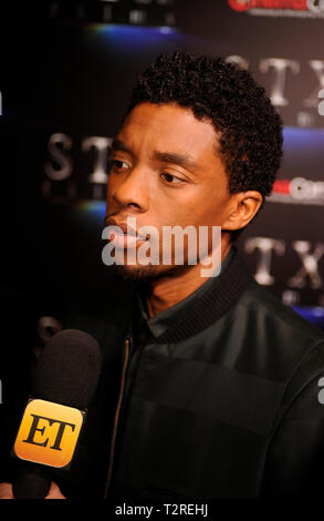 Acteur Chadwick Boseman arrive sur le tapis rouge pour la présentation STXfilms CinemaCon's "l'état de l'industrie : Passé, présent et futur" au Colosseum du Caesars Palace, le 2 avril 2019 à Las Vegas, Nevada. Banque D'Images