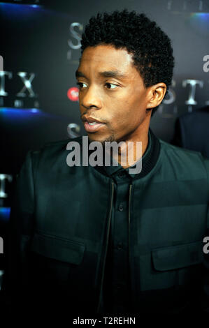Acteur Chadwick Boseman arrive sur le tapis rouge pour la présentation STXfilms CinemaCon's "l'état de l'industrie : Passé, présent et futur" au Colosseum du Caesars Palace, le 2 avril 2019 à Las Vegas, Nevada. Banque D'Images