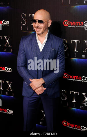 Le rappeur/acteur Armando Christian Pérez alias Pitbull arrive sur le tapis rouge pour la présentation STXfilms CinemaCon's "l'état de l'industrie : Passé, présent et futur" au Colosseum du Caesars Palace, le 2 avril 2019 à Las Vegas, Nevada. Banque D'Images