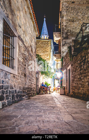 Monténégro - Budva / 04.03.2019 : l'architecture en pierre de la vieille ville de Budva Monténégro / par nuit : vieille ville architecture en pierre par nuit Banque D'Images