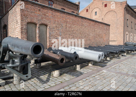 Oslo, Norvège - 23 septembre 2018 : La forteresse de la musée des Forces armées de l'extérieur, canons sur l'affichage Banque D'Images