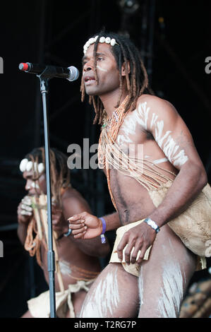 Narasirato se produisant au festival WOMAD, Charlton Park, Royaume-Uni. L'Île Salomon traditionnel bambou 'orchestra' Banque D'Images