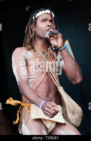 Narasirato se produisant au festival WOMAD, Charlton Park, Royaume-Uni. L'Île Salomon traditionnel bambou 'orchestra' Banque D'Images