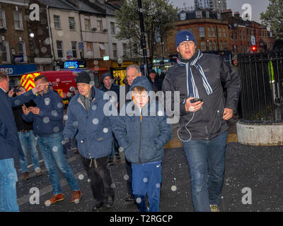 Londres, ANGLETERRE - 03 avril : Tottenham Hotspur fans assister au match contre inaugurale à leur nouveau stade de football contre Crystal Palace. (Photo de Banque D'Images