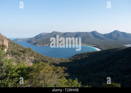 Photo de la capture d'un point de vue surplombant de Wineglass Bay au parc national de Freycinet Banque D'Images