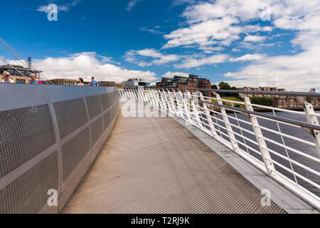 Une vue rapprochée de la Millenium Bridge à Gateshead traversant la rivière Tyne dans le nord-est de l'Angleterre Banque D'Images