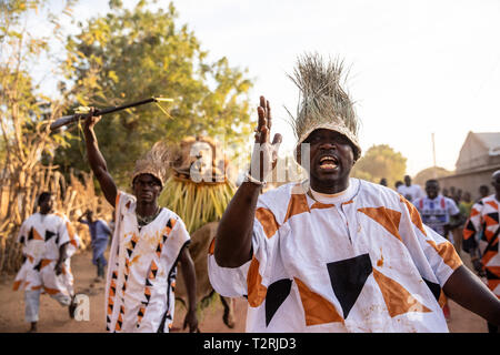 JANJANBUREH, la Gambie (18/01/2019) - L'Egun Odeh ou la chasse diable Kankurang est dirigé par deux maîtres de la rue, avec le reste de la société de chasse en retrait. Le Festival Janjanbureh Kankurang fait partie d'efforts conjoints de l'UE au Fonds d'affectation spéciale d'urgence pour l'Afrique et le projet d'autonomisation des jeunes Gambiens pour stimuler le tourisme à Janjanbureh. En préservant et en célébrant le patrimoine culturel de l'Kankurang, c'est la création de nouvelles possibilités économiques pour les jeunes Gambiens sous la forme d'une augmentation du tourisme. Banque D'Images