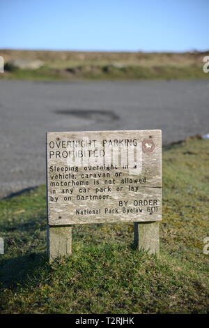 Aucun signe de stationnement de nuit dans la région de Dartmoor National Park Banque D'Images