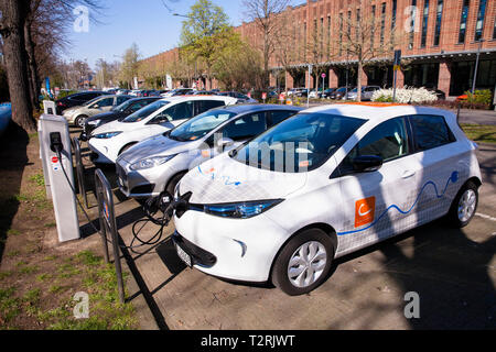 Renault ZOE du carsharer Cambio à une station de charge de la Mobilstation sur le Charles-de-Gaulle dans le quartier de Deutz, Cologne, Allemagne. Banque D'Images