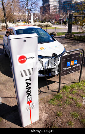 Renault ZOE du carsharer Cambio à une station de charge de la Mobilstation sur le Charles-de-Gaulle dans le quartier de Deutz, Cologne, Allemagne. Banque D'Images