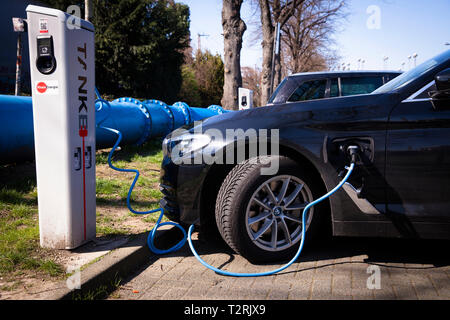 Une BMW 530e à une station de charge de la Mobilstation sur le Charles-de-Gaulle dans le quartier de Deutz, Cologne, Allemagne. Avec une connexion directe Banque D'Images