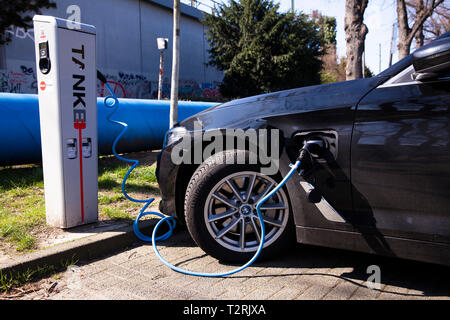 Une BMW 530e à une station de charge de la Mobilstation sur le Charles-de-Gaulle dans le quartier de Deutz, Cologne, Allemagne. Avec une connexion directe Banque D'Images