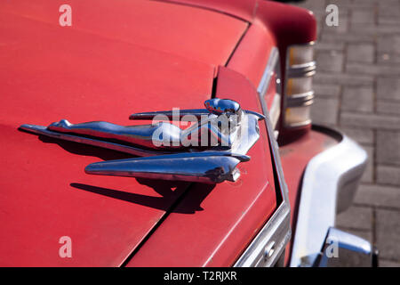 Hotte ornement d'une femme couché d'une Ford Country Squire Station Wagon, Cologne, Allemagne. Kuehlerfigur liegenden Frau von einem un pays Squi Ford Banque D'Images