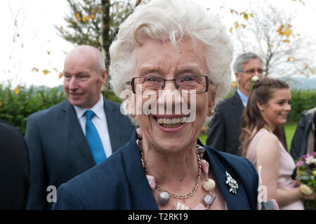 Portrait d'une femme âgée souriante heureuse à une occasion spéciale Banque D'Images