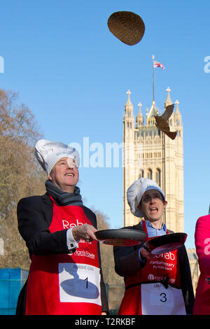 Robbie Gibb (L) retourne la crêpe crêpe parlementaire 2015 Course à Londres. Gibb est maintenant PM Theresa May, directeur de la Communication. 17 février 2015. Banque D'Images