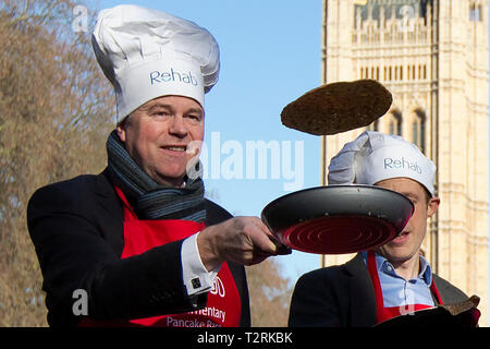 Robbie Gibb (L) retourne la crêpe crêpe parlementaire 2015 Course à Londres. Gibb est maintenant PM Theresa May, directeur de la Communication. 17 février 2015. Banque D'Images