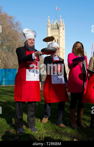 Robbie Gibb (L) retourne la crêpe crêpe parlementaire 2015 Course à Londres. Gibb est maintenant PM Theresa May, directeur de la Communication. 17 février 2015. Banque D'Images