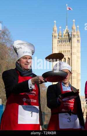 Robbie Gibb (L) retourne la crêpe crêpe parlementaire 2015 Course à Londres. Gibb est maintenant PM Theresa May, directeur de la Communication. 17 février 2015. Banque D'Images