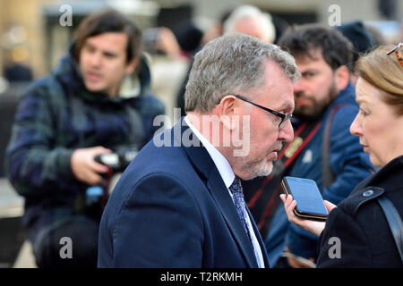 David Mundell député (Con : Dumfriesshire, Clydesdale et Tweeddale) Secrétaire d'État pour l'Écosse, interviewé à l'extérieur du Parlement, avril 2019 Banque D'Images