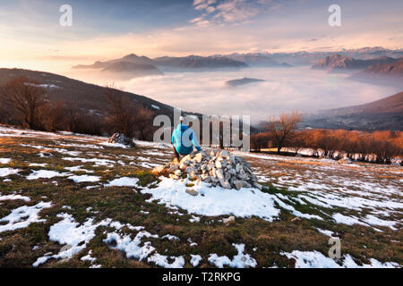 En admirant le coucher de soleil sur le lac d'Iseo Lombardie district, province de Brescia, Italie, Europe Banque D'Images