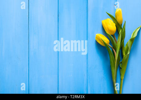 Arrière-plan avec Pâques Printemps tulipe bouquet sur table en bois Banque D'Images