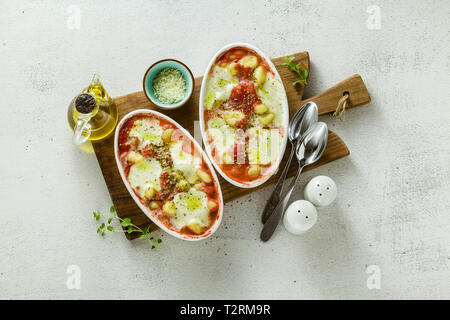 Boulettes de pommes de terre italienne gnocchi alla sorrentina de fromage mozzarella, cuit au four avec une sauce tomate et fines herbes. Servi avec du parmesan et des épices. Banque D'Images