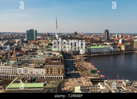 Vue aérienne du lac Alster à Hambourg Jungfernstieg bondé avec aux beaux jours Banque D'Images