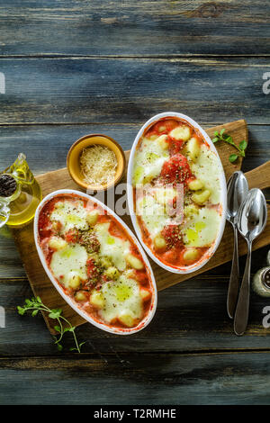 Boulettes de pommes de terre italienne gnocchi alla sorrentina de fromage mozzarella, cuit au four avec une sauce tomate et fines herbes. Servi avec du parmesan et des épices. Banque D'Images