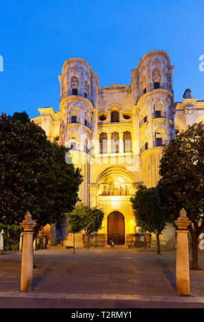 Entrée de la cathédrale de Malaga s'illuminèrent au crépuscule, malaga andalousie espagne Europe Banque D'Images